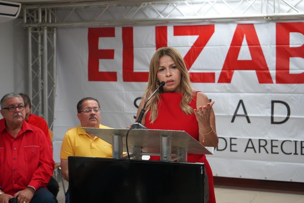 Elizabeth [¿quien es?] radica su candidatura por el Distrito de Arecibo ...