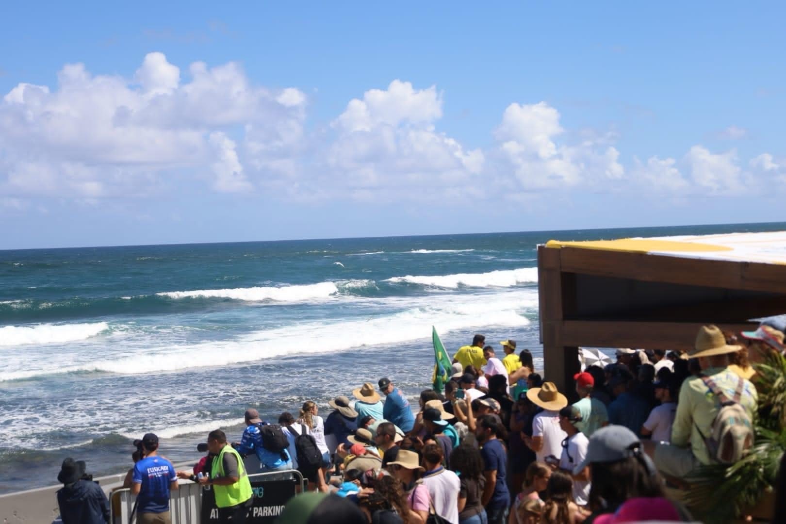 Alrededor de 150 mil personas disfrutaron de los ISA World Surfing ...